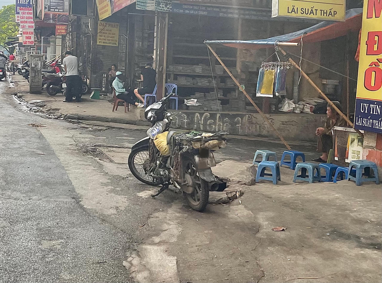 Xe máy 'hết đát' vẫn phóng ngược xuôi trên nhiều tuyến phố Hà Nội