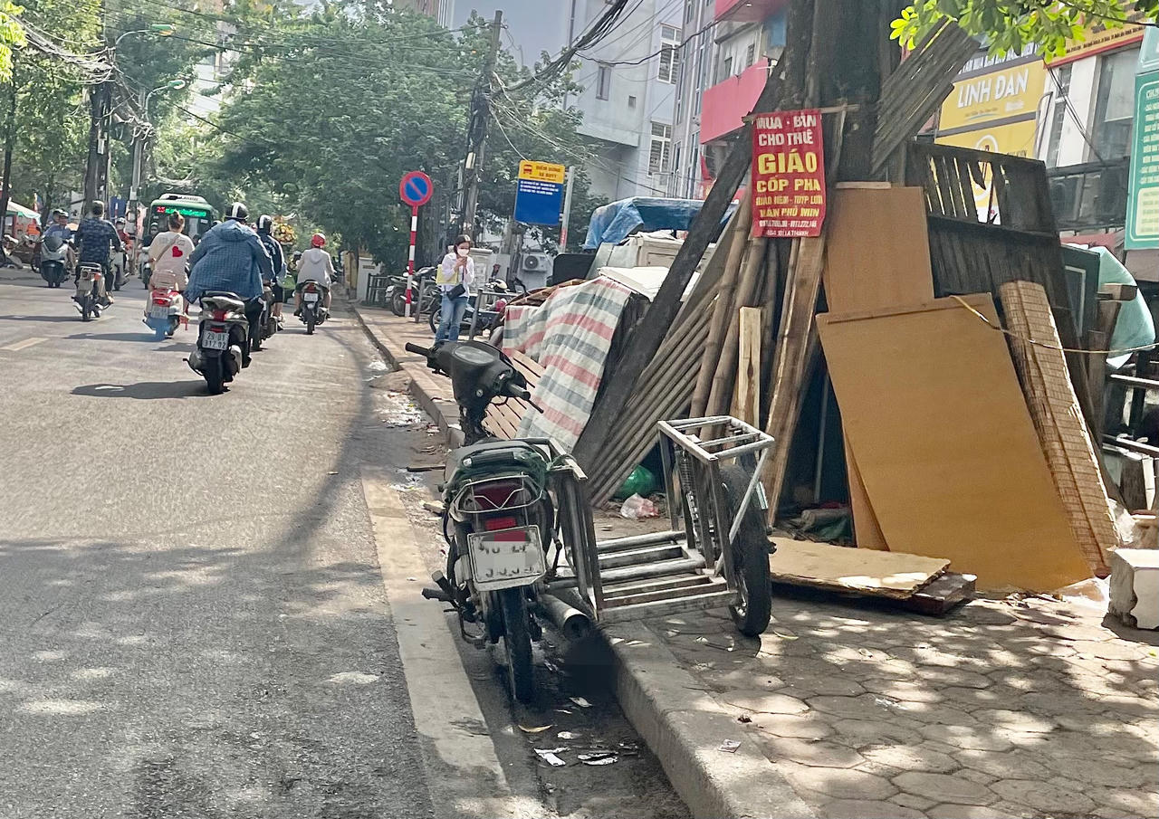 Xe máy 'hết đát' vẫn phóng ngược xuôi trên nhiều tuyến phố Hà Nội