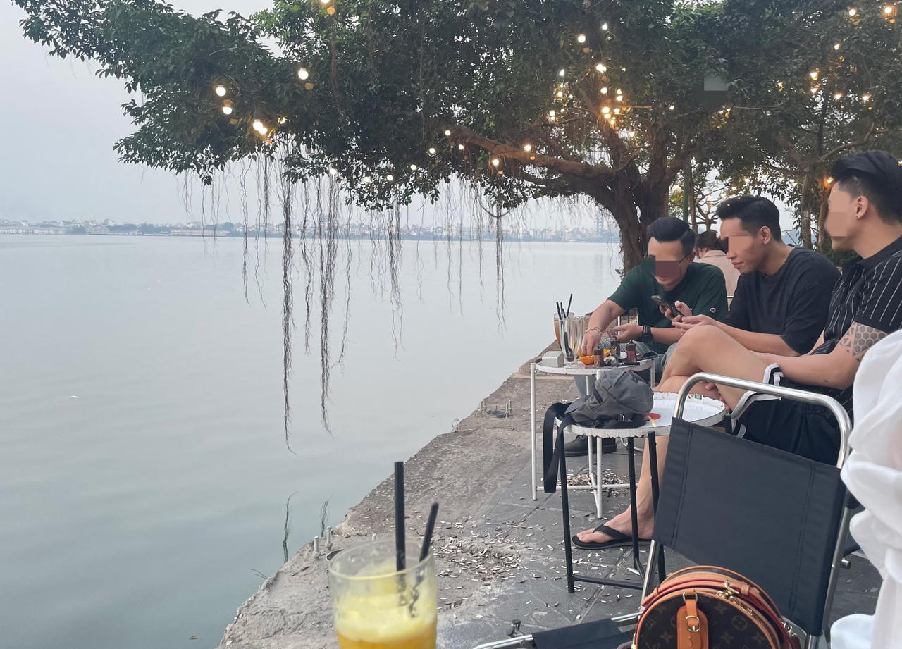 Hàng quán ngồi chênh vênh bên mép hồ Tây bất chấp nguy hiểm