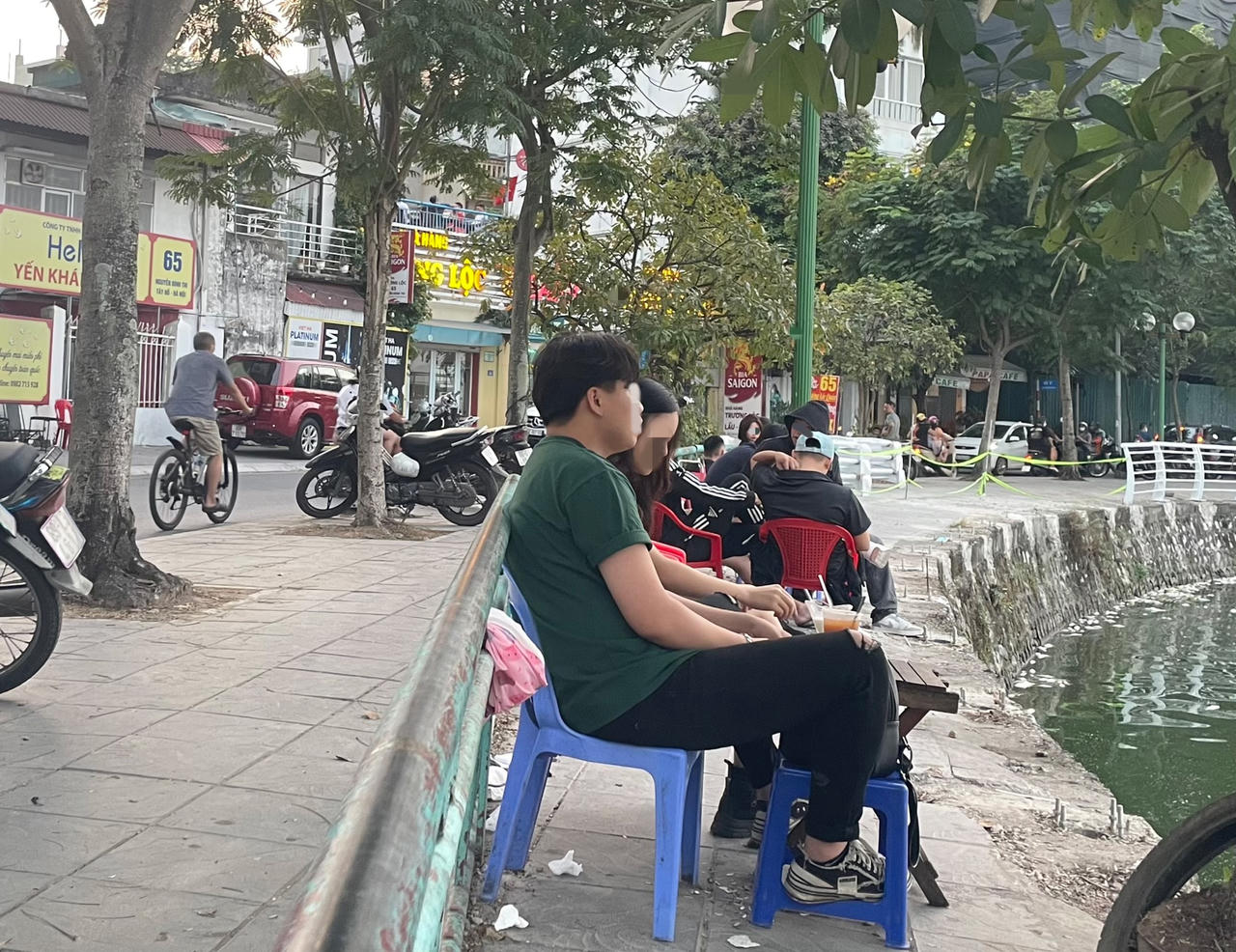 Hàng quán ngồi chênh vênh bên mép hồ Tây bất chấp nguy hiểm