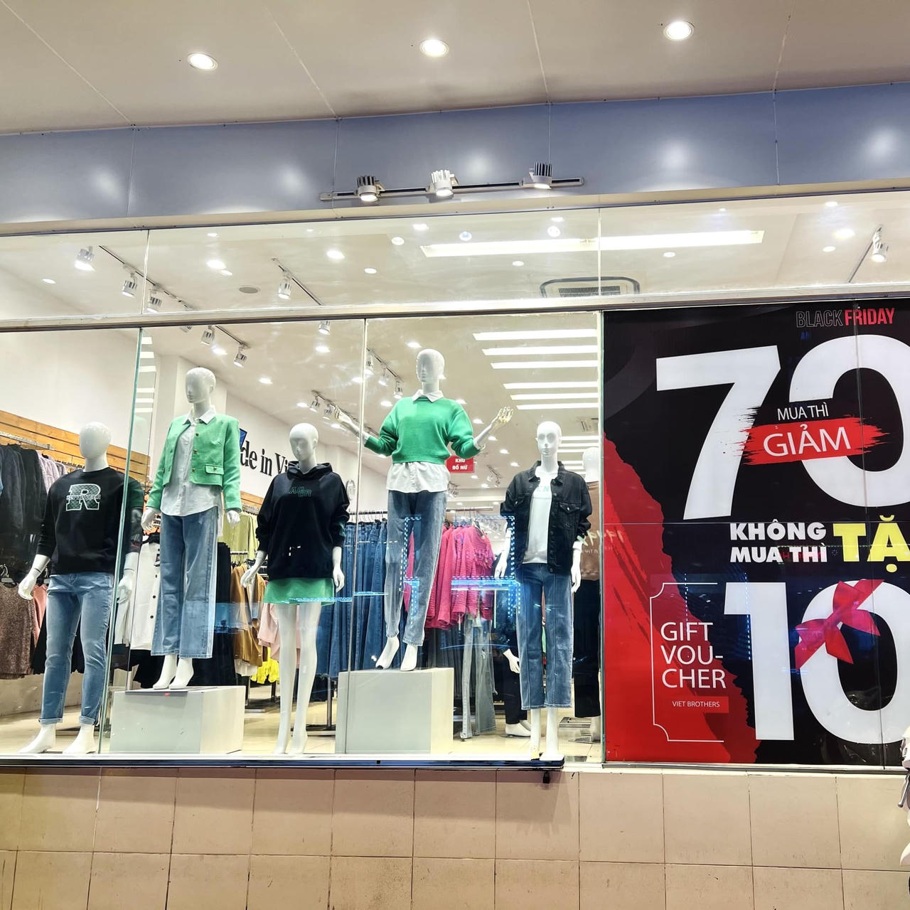 Cửa hàng, trung tâm thương mại Hà Nội 'rầm rộ' giảm giá sâu dịp Black Friday