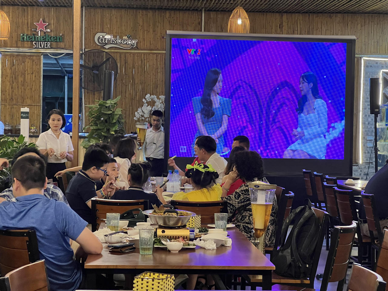 Hàng quán Hà Nội hút khách mùa World Cup