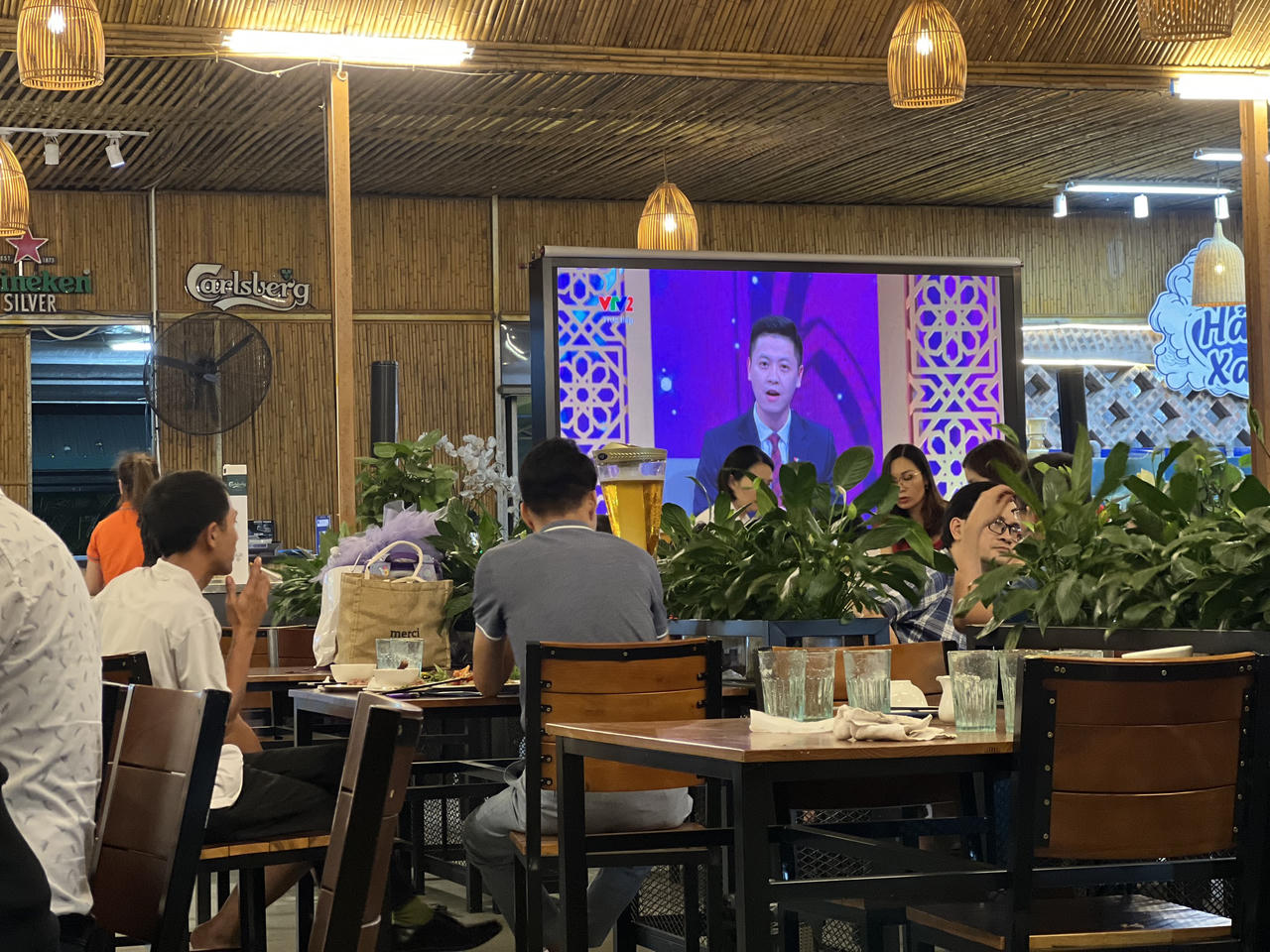 Hàng quán Hà Nội hút khách mùa World Cup