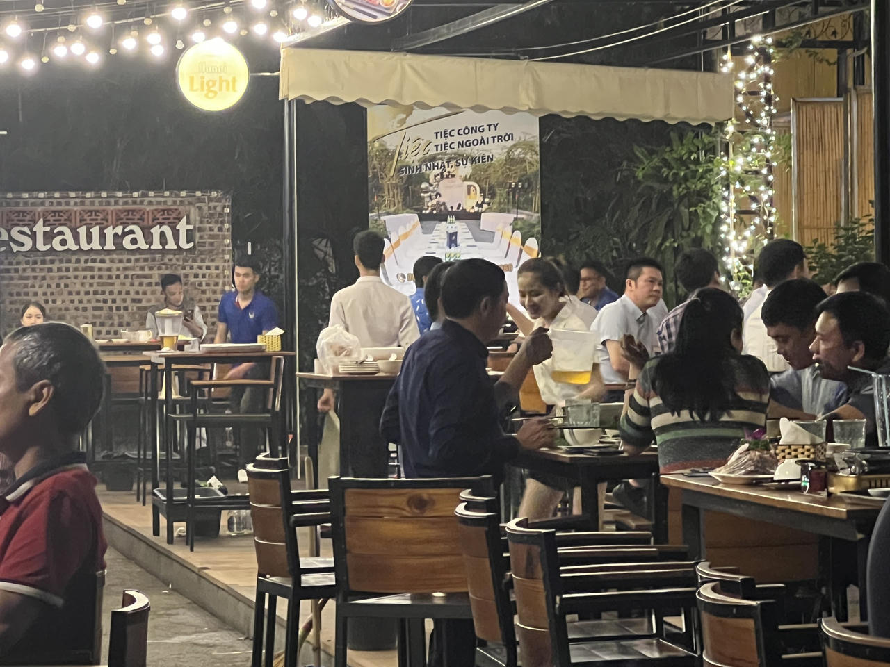 Hàng quán Hà Nội hút khách mùa World Cup