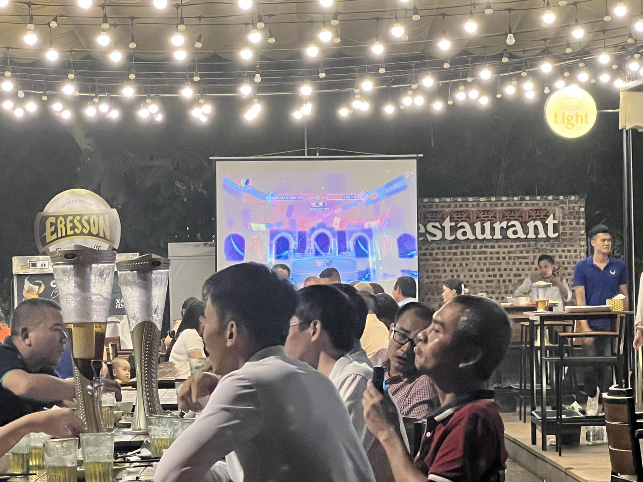 Hàng quán Hà Nội hút khách mùa World Cup