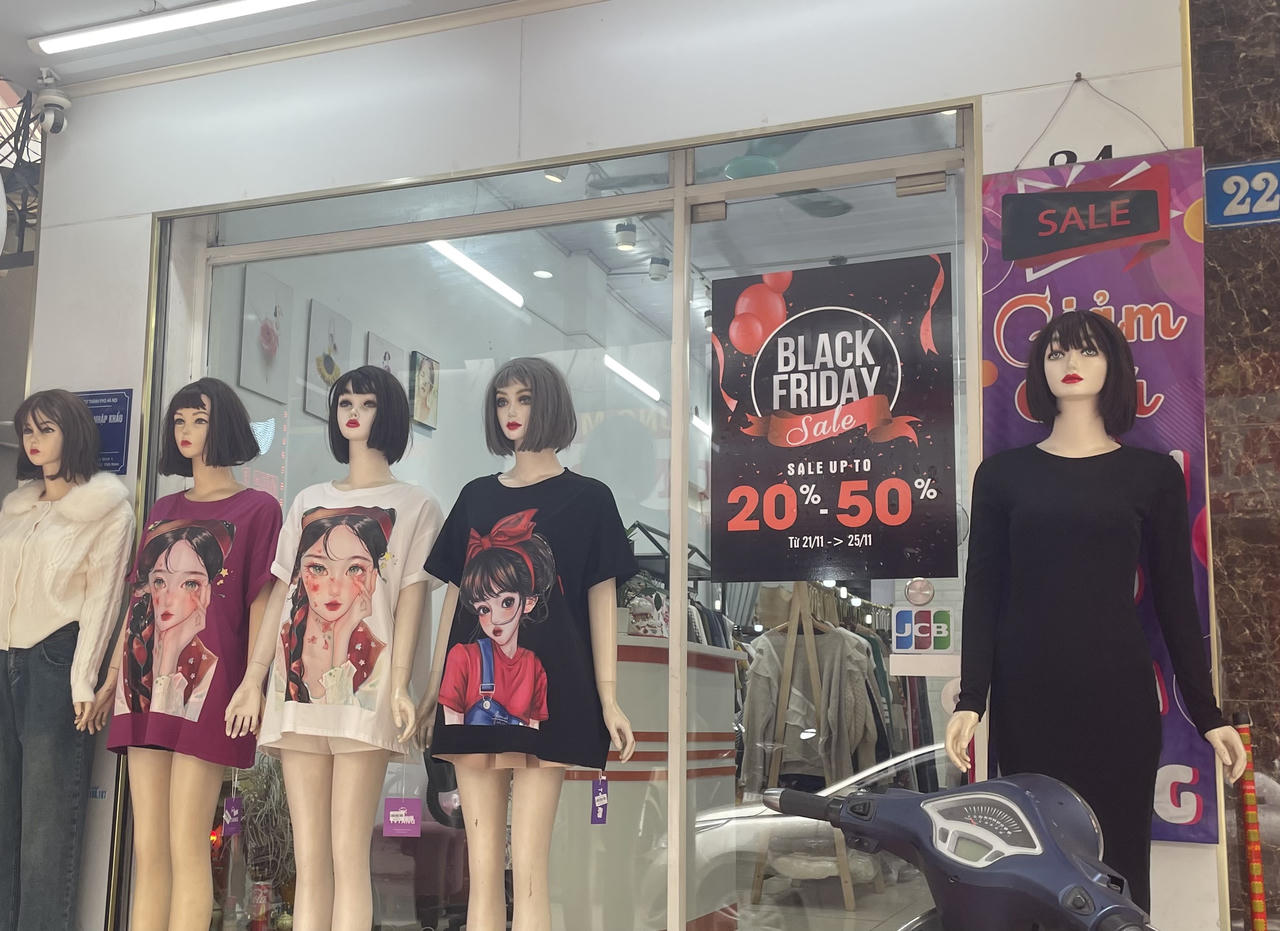 Cửa hàng, trung tâm thương mại Hà Nội 'rầm rộ' giảm giá sâu dịp Black Friday