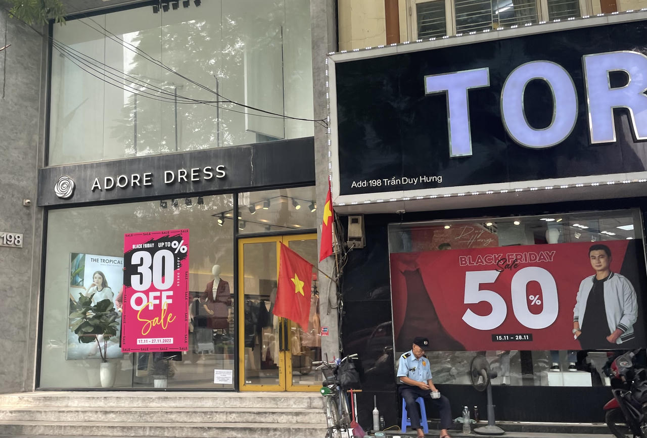 Cửa hàng, trung tâm thương mại Hà Nội 'rầm rộ' giảm giá sâu dịp Black Friday