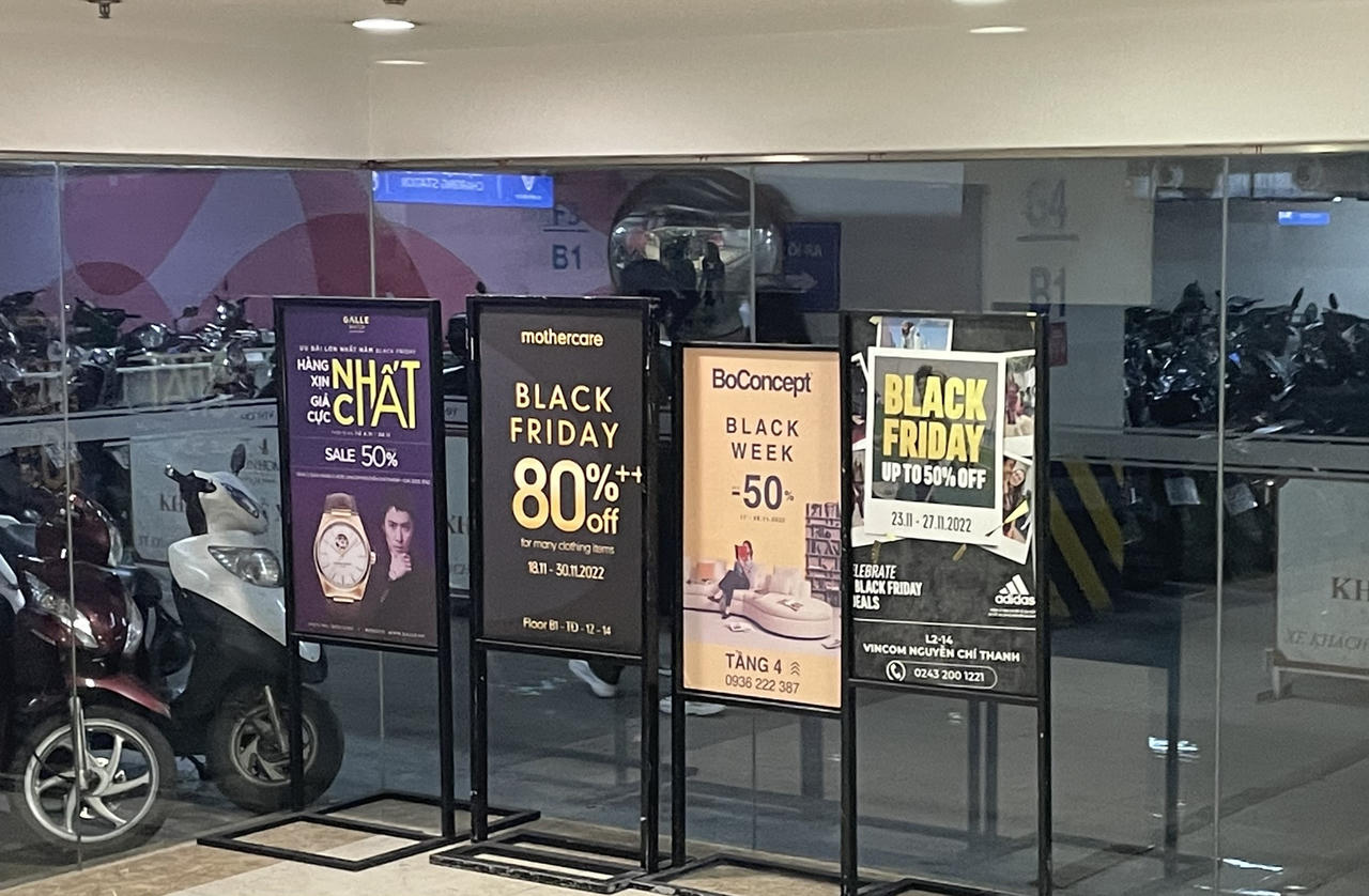 Cửa hàng, trung tâm thương mại Hà Nội 'rầm rộ' giảm giá sâu dịp Black Friday