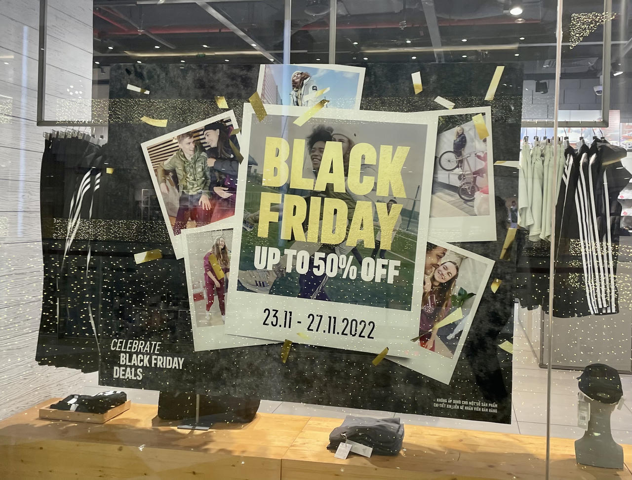 Cửa hàng, trung tâm thương mại Hà Nội 'rầm rộ' giảm giá sâu dịp Black Friday