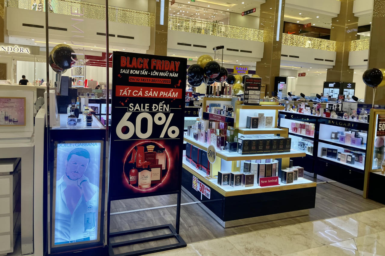 Cửa hàng, trung tâm thương mại Hà Nội 'rầm rộ' giảm giá sâu dịp Black Friday
