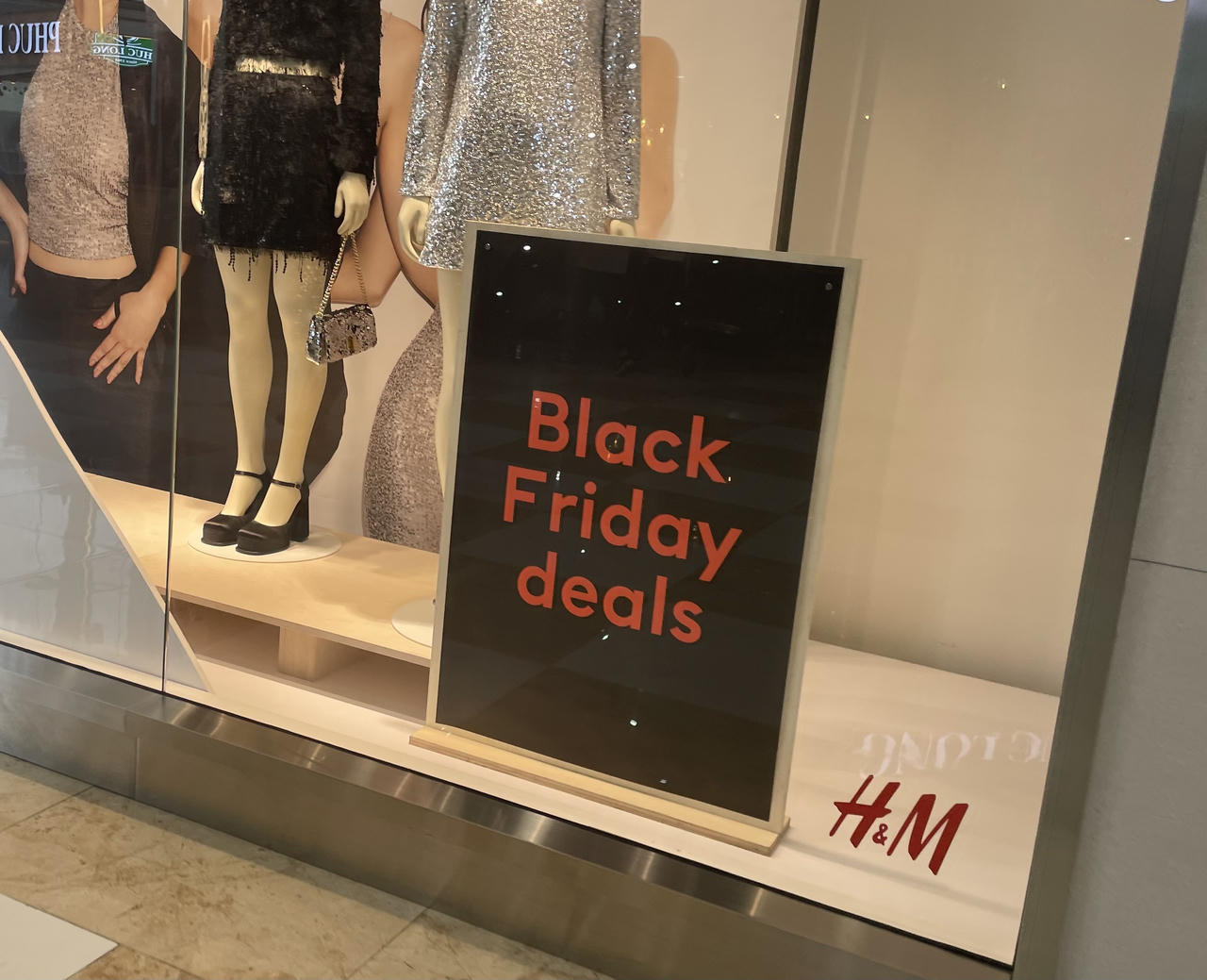 Cửa hàng, trung tâm thương mại Hà Nội 'rầm rộ' giảm giá sâu dịp Black Friday