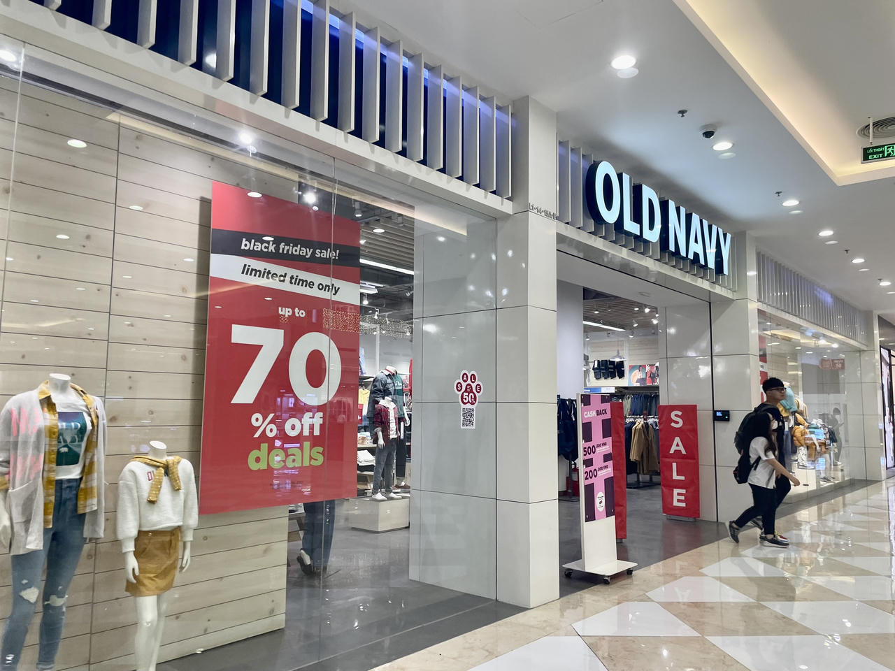 Cửa hàng, trung tâm thương mại Hà Nội 'rầm rộ' giảm giá sâu dịp Black Friday