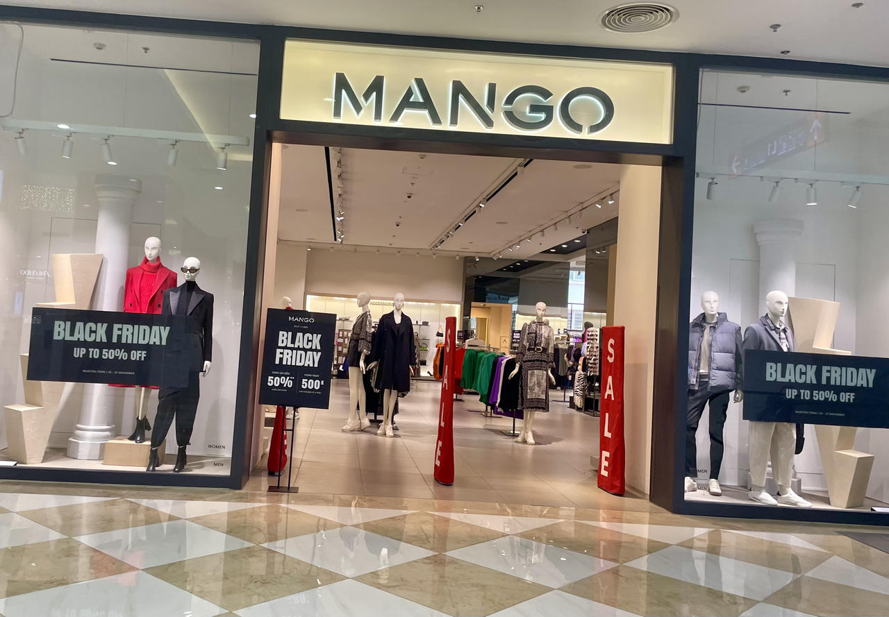 Cửa hàng, trung tâm thương mại Hà Nội 'rầm rộ' giảm giá sâu dịp Black Friday