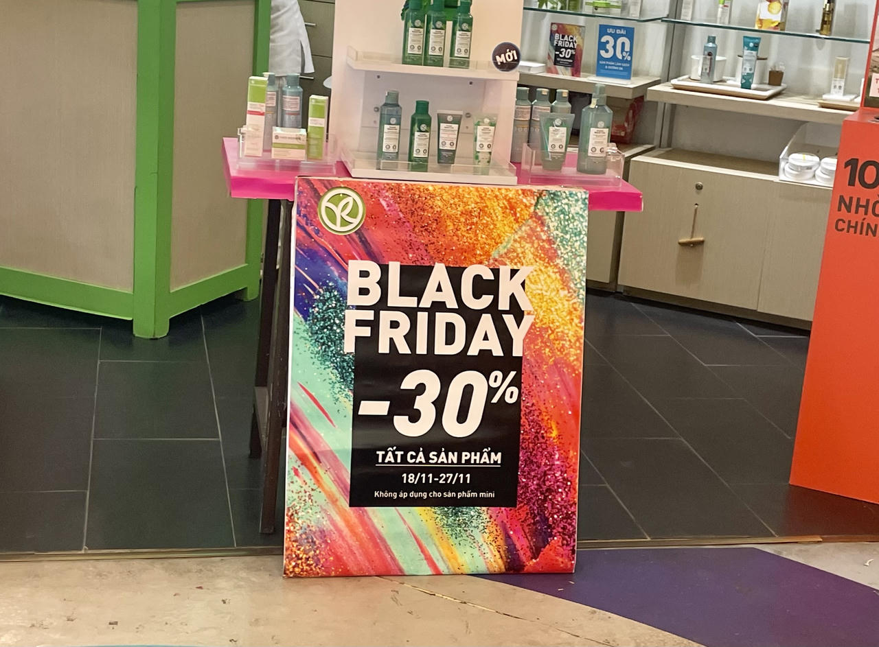 Cửa hàng, trung tâm thương mại Hà Nội 'rầm rộ' giảm giá sâu dịp Black Friday