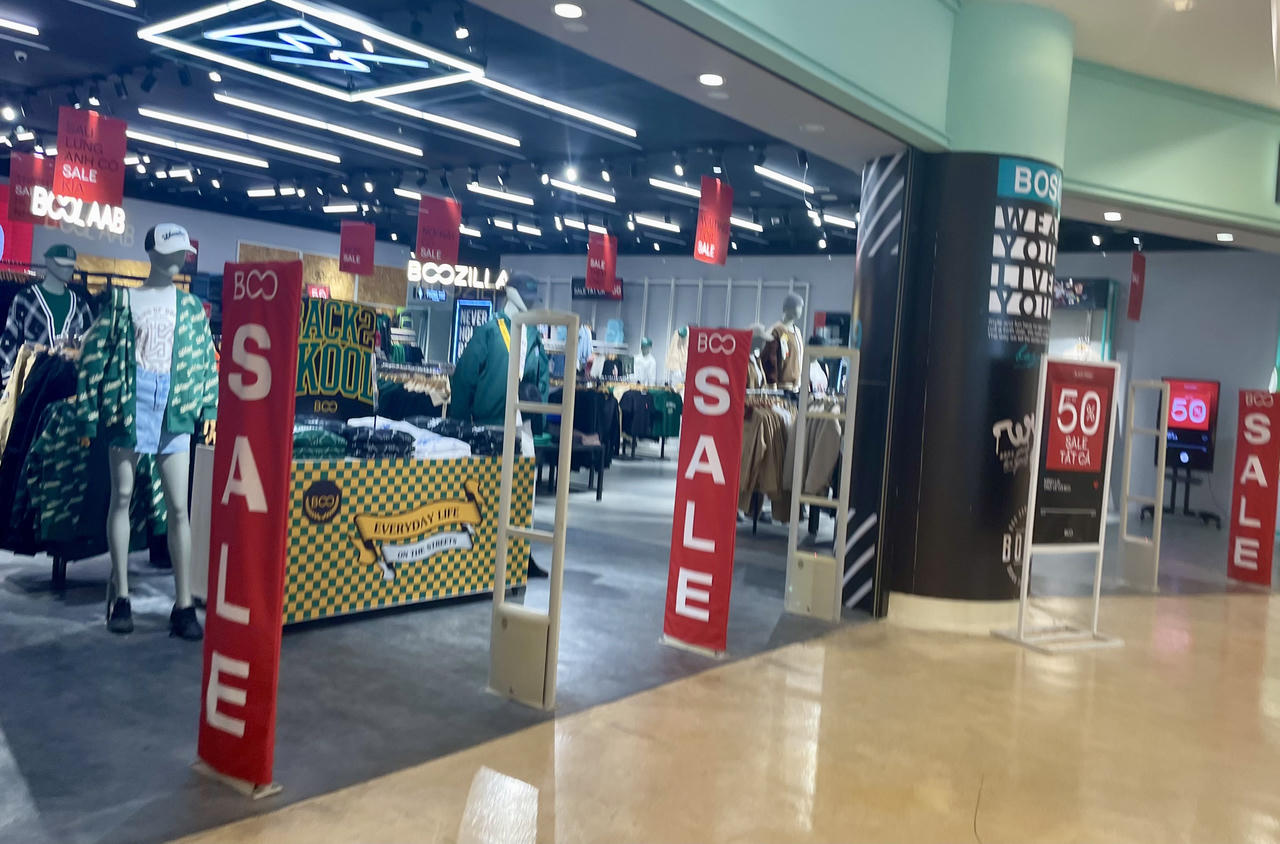 Cửa hàng, trung tâm thương mại Hà Nội 'rầm rộ' giảm giá sâu dịp Black Friday