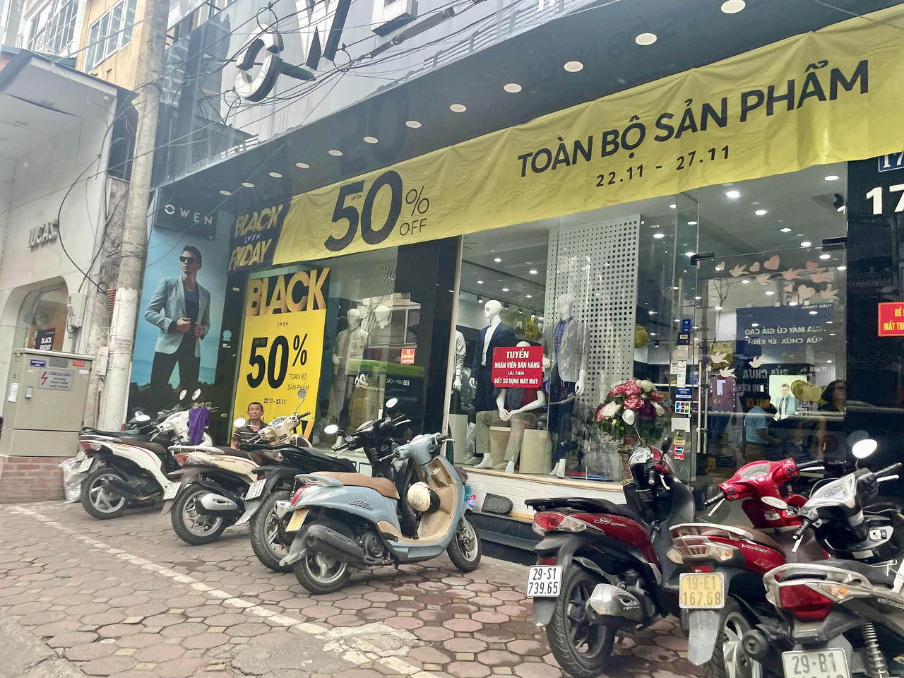 Cửa hàng, trung tâm thương mại Hà Nội 'rầm rộ' giảm giá sâu dịp Black Friday