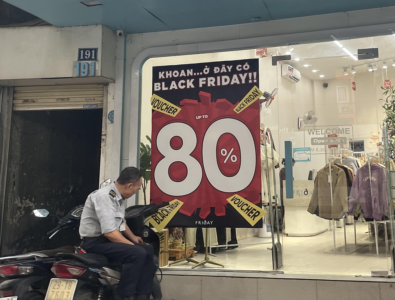 Cửa hàng, trung tâm thương mại Hà Nội 'rầm rộ' giảm giá sâu dịp Black Friday