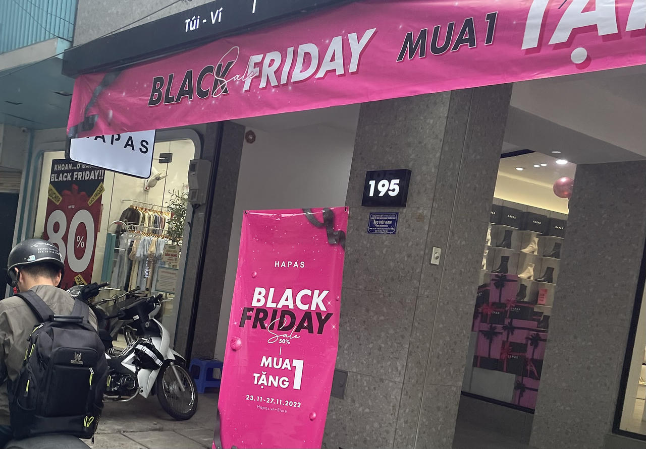 Cửa hàng, trung tâm thương mại Hà Nội 'rầm rộ' giảm giá sâu dịp Black Friday