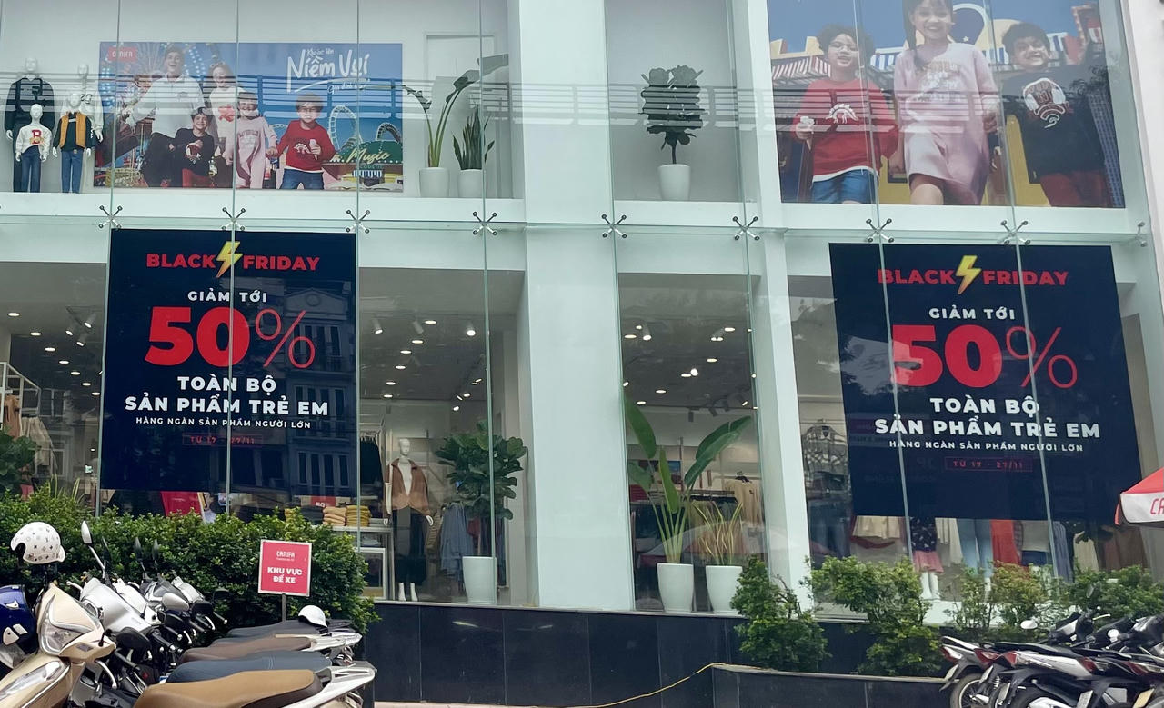 Cửa hàng, trung tâm thương mại Hà Nội 'rầm rộ' giảm giá sâu dịp Black Friday
