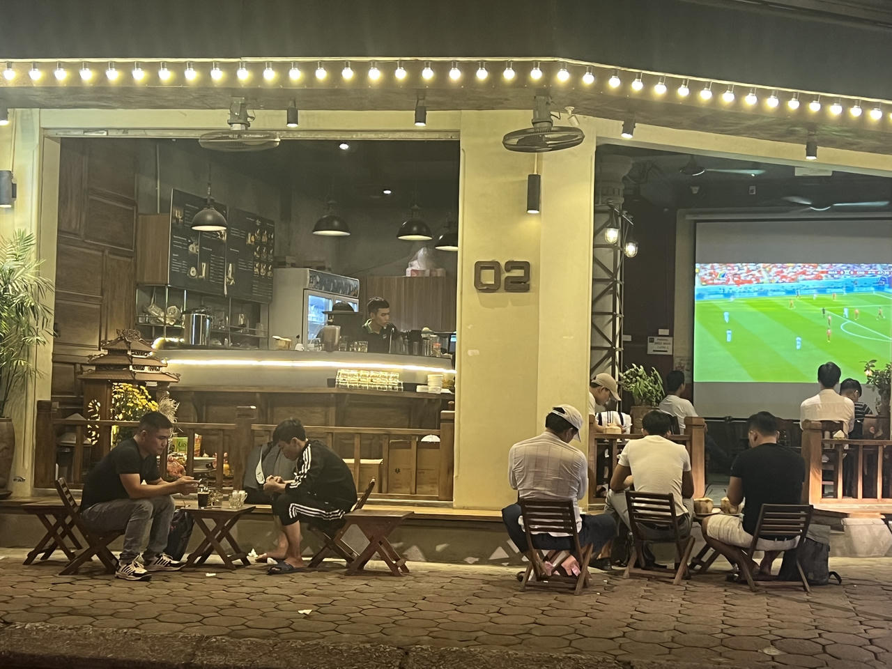 Hàng quán Hà Nội hút khách mùa World Cup