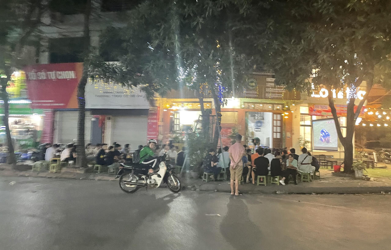 Hàng quán Hà Nội hút khách mùa World Cup