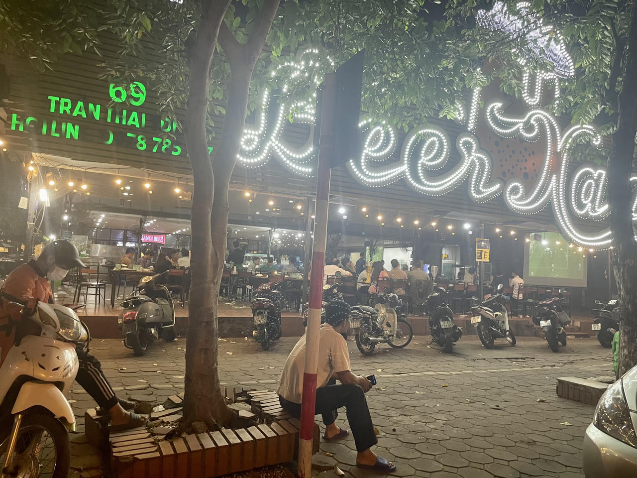 Hàng quán Hà Nội hút khách mùa World Cup