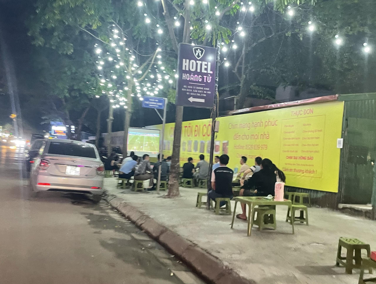 Hàng quán Hà Nội hút khách mùa World Cup