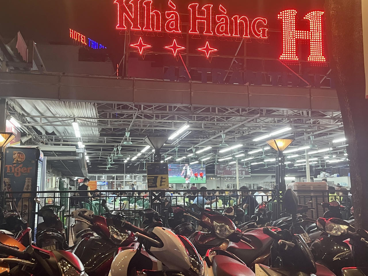 Hàng quán Hà Nội hút khách mùa World Cup