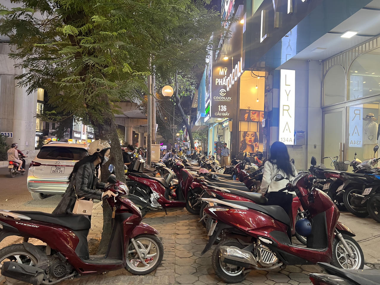 Black Friday Hà Nội chỗ đông đúc, nơi vắng vẻ