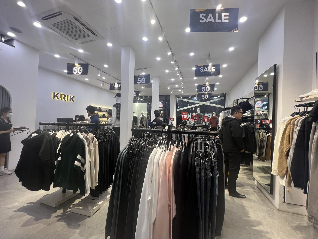 Black Friday Hà Nội chỗ đông đúc, nơi vắng vẻ