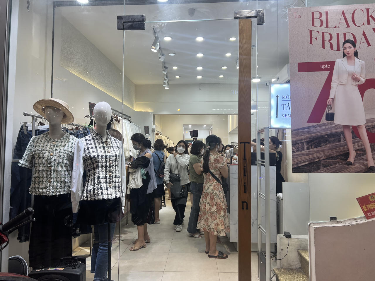 Black Friday Hà Nội chỗ đông đúc, nơi vắng vẻ