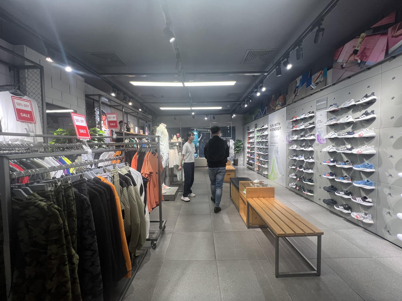 Black Friday Hà Nội chỗ đông đúc, nơi vắng vẻ