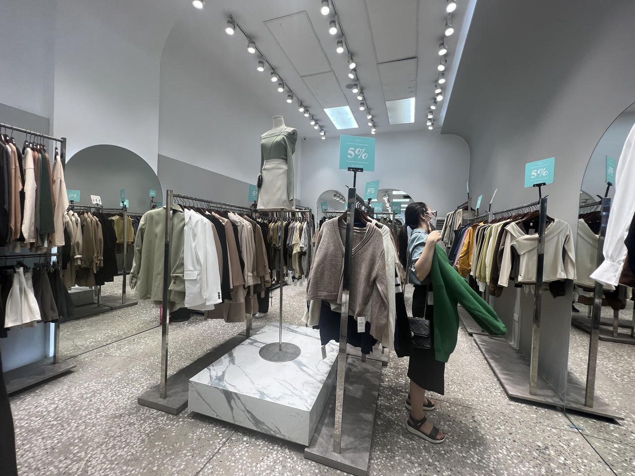 Black Friday Hà Nội chỗ đông đúc, nơi vắng vẻ