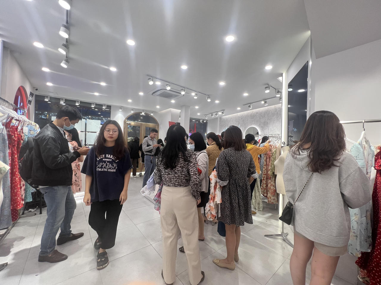 Black Friday Hà Nội chỗ đông đúc, nơi vắng vẻ