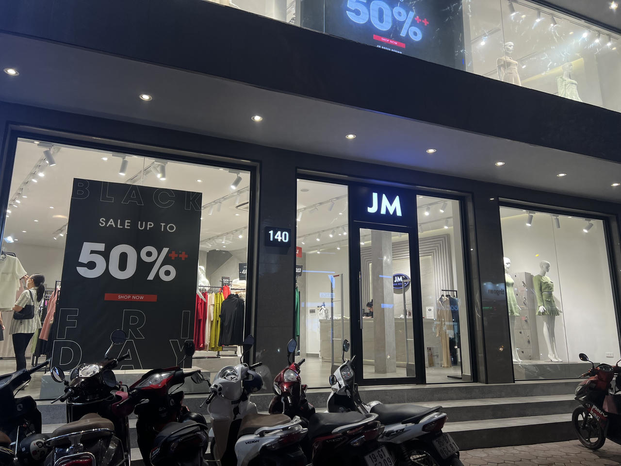 Black Friday Hà Nội chỗ đông đúc, nơi vắng vẻ