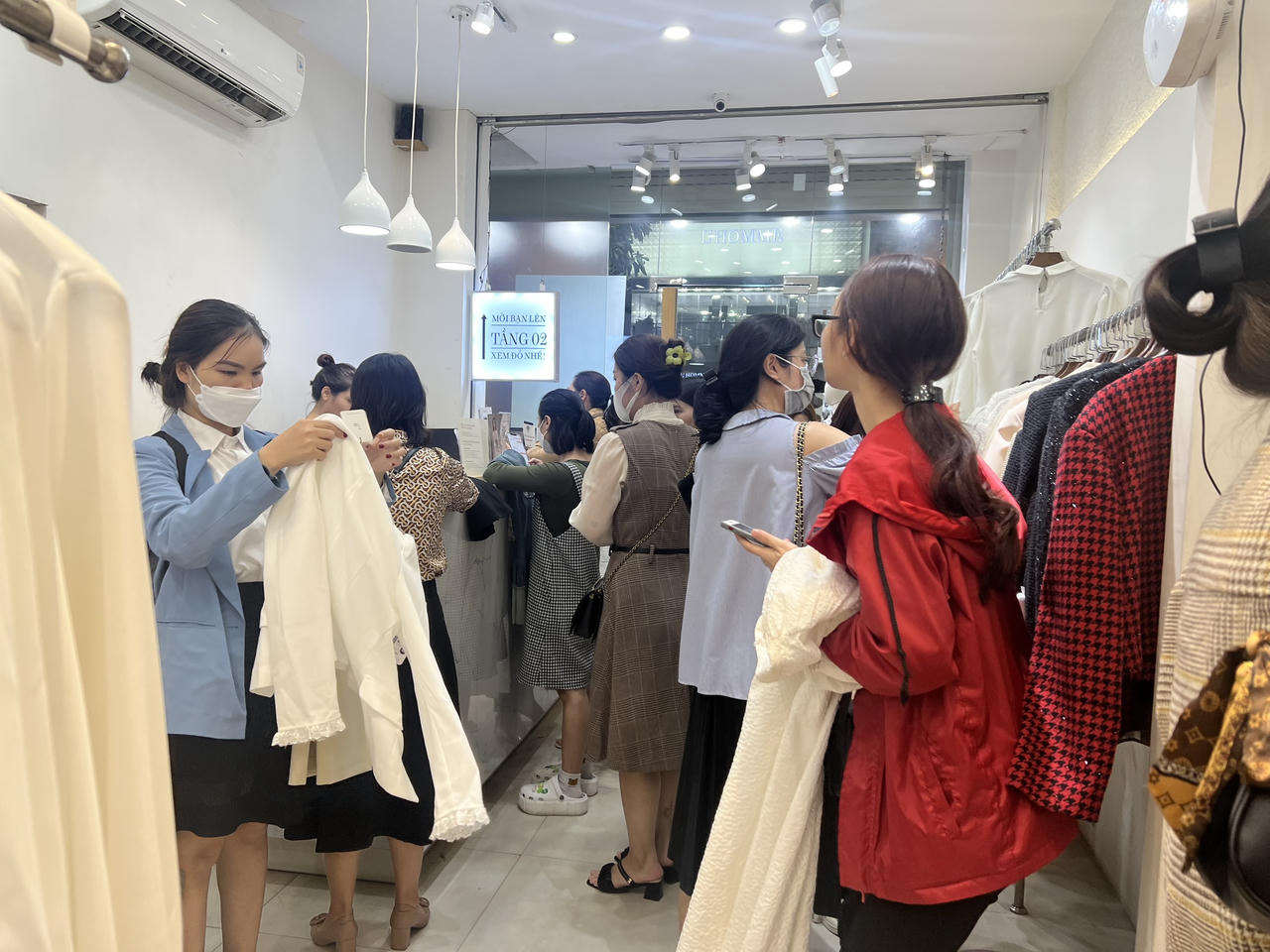 Black Friday Hà Nội chỗ đông đúc, nơi vắng vẻ