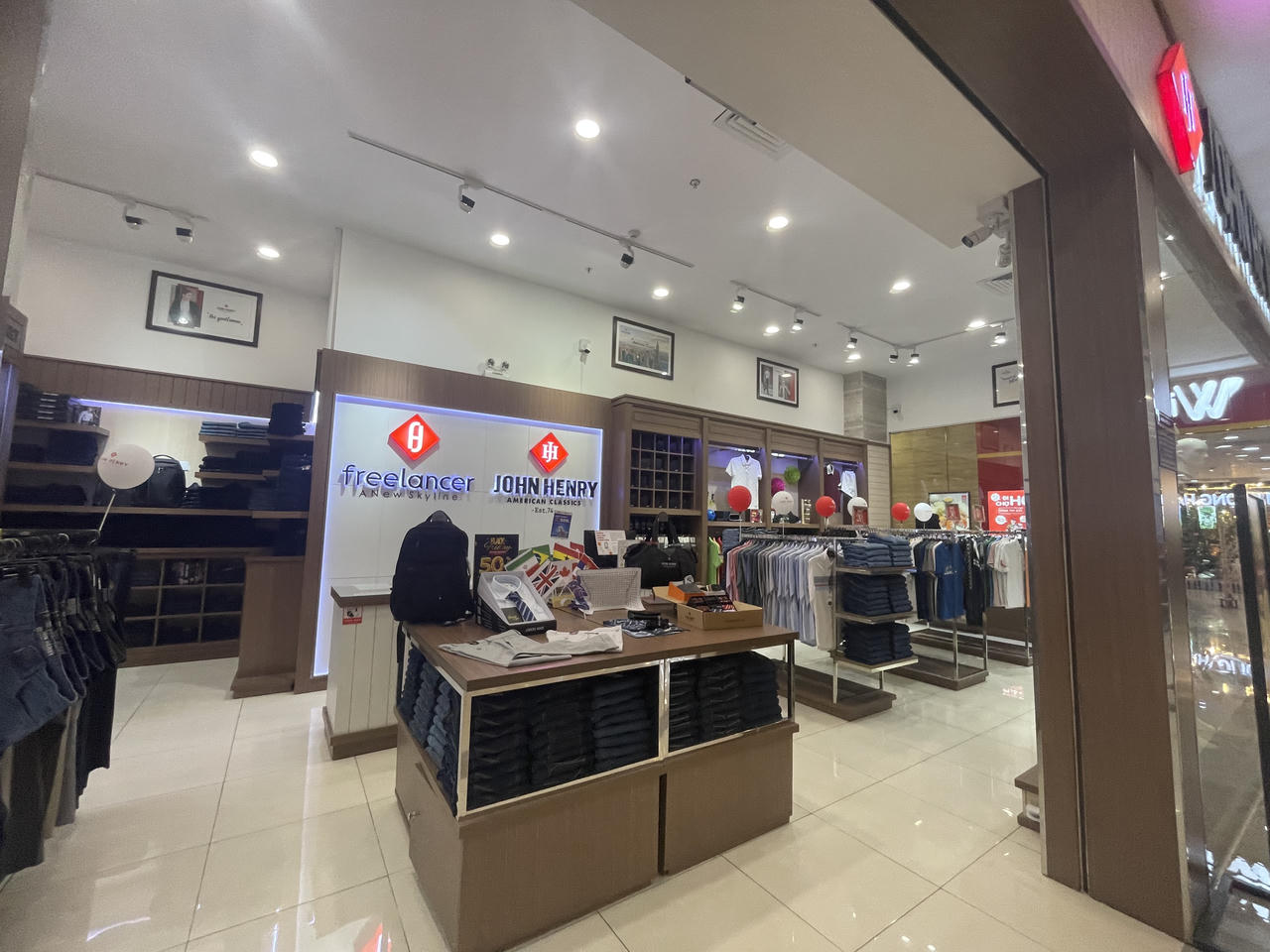 Black Friday Hà Nội chỗ đông đúc, nơi vắng vẻ