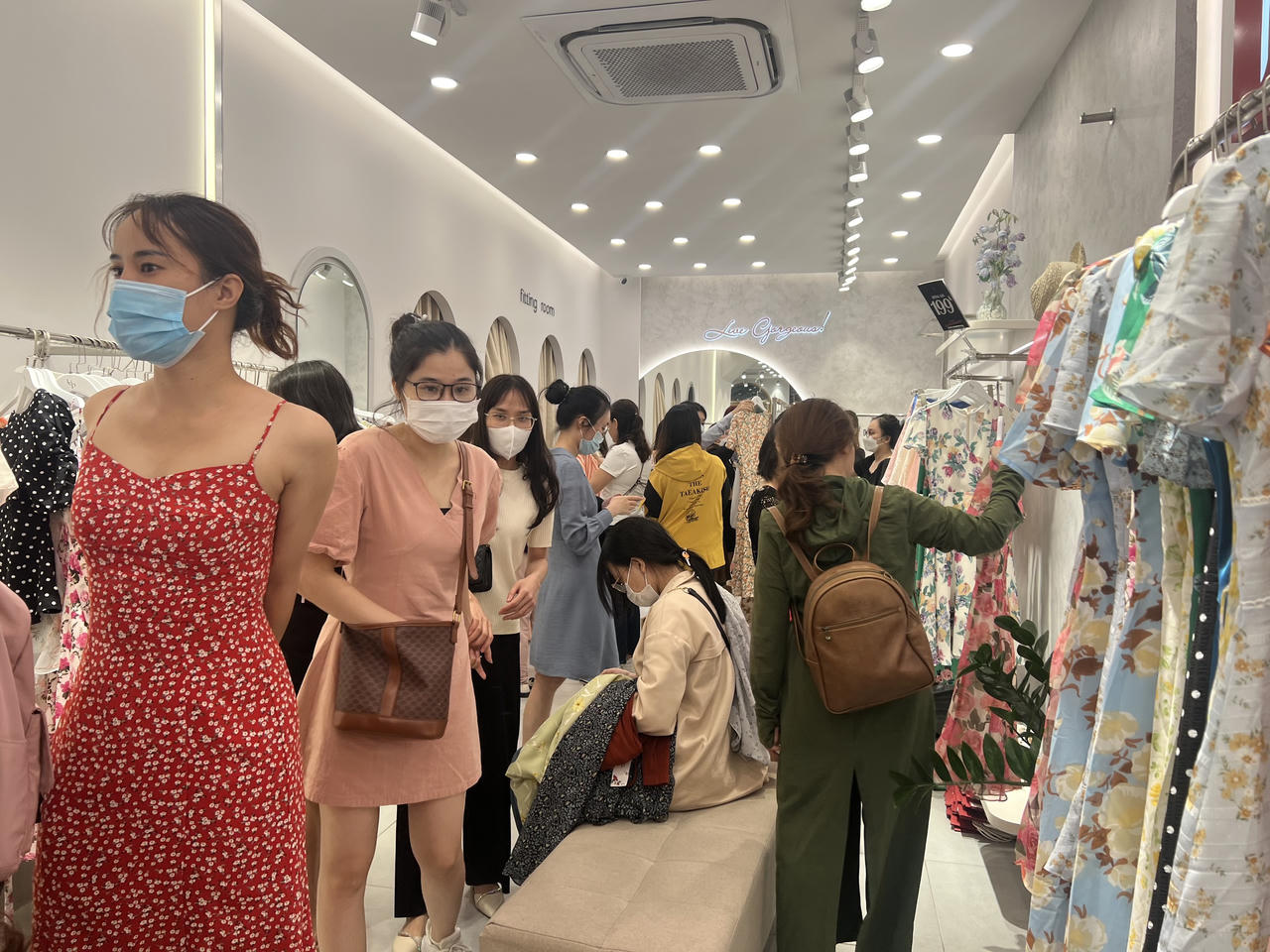 Black Friday Hà Nội chỗ đông đúc, nơi vắng vẻ