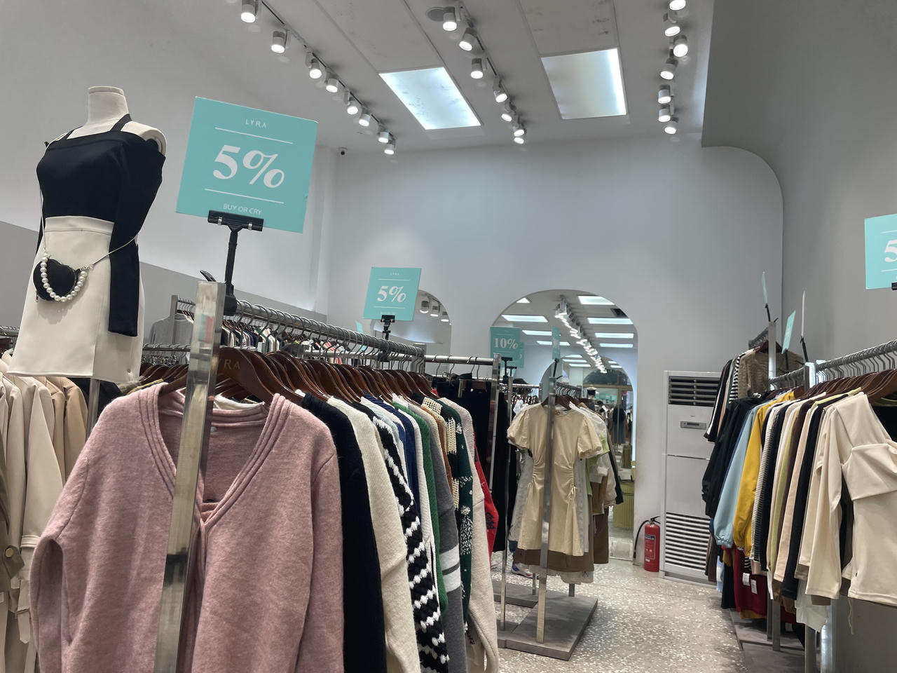 Black Friday Hà Nội chỗ đông đúc, nơi vắng vẻ