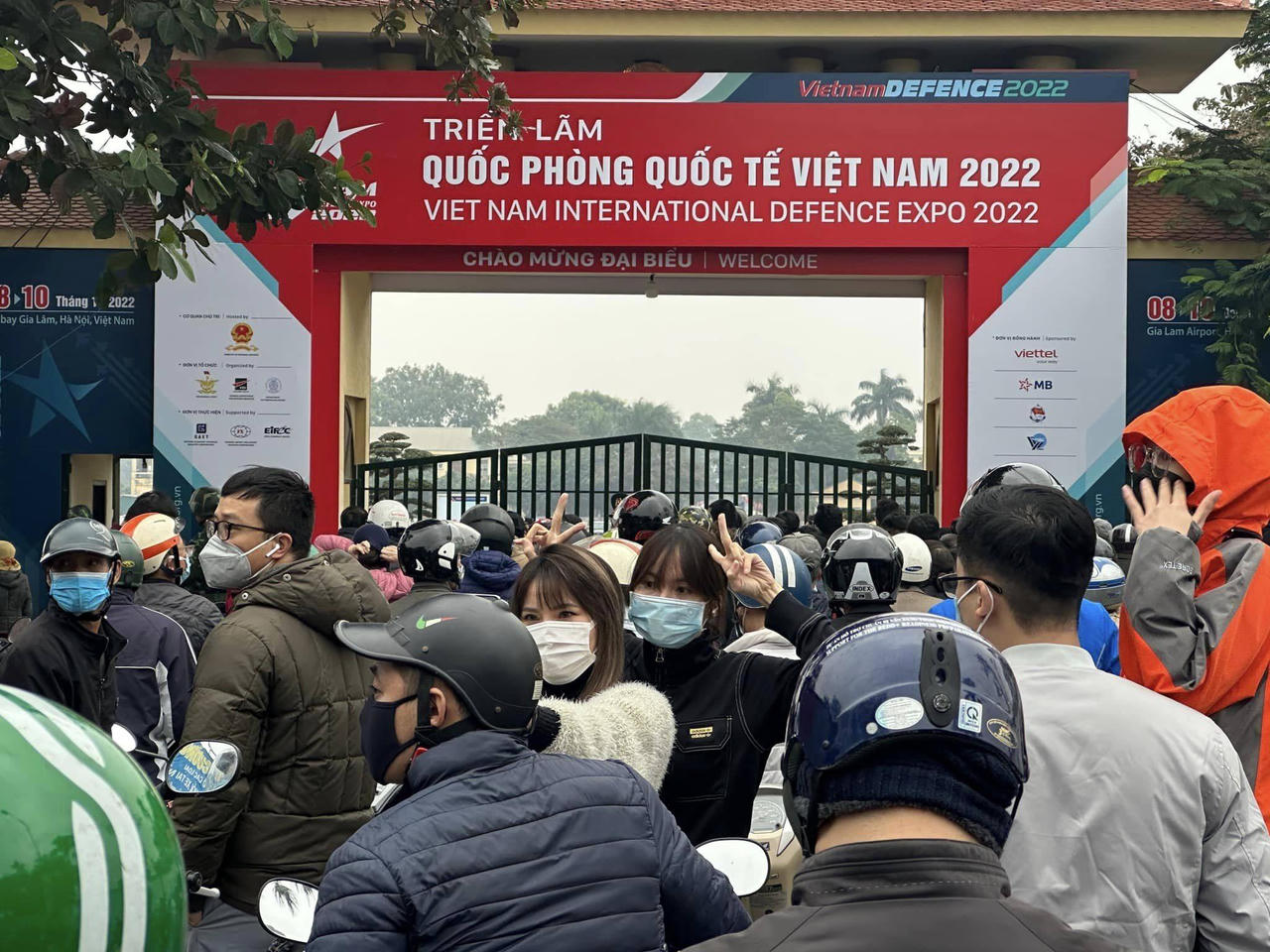 Người dân 'đổ xô' đi xem Triển lãm Quốc phòng quốc tế Việt Nam 2022