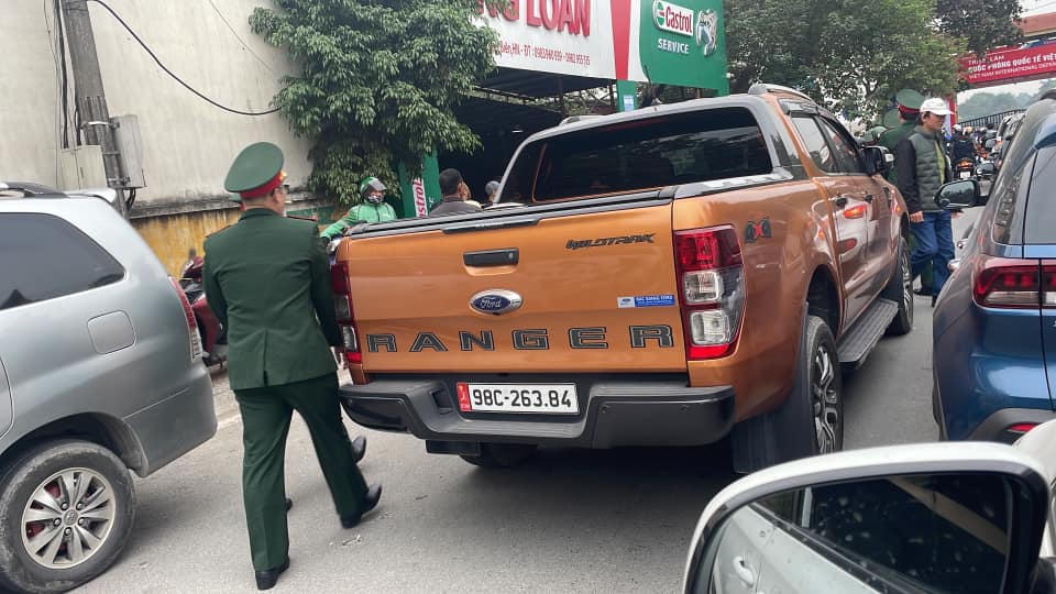 Người dân 'đổ xô' đi xem Triển lãm Quốc phòng quốc tế Việt Nam 2022