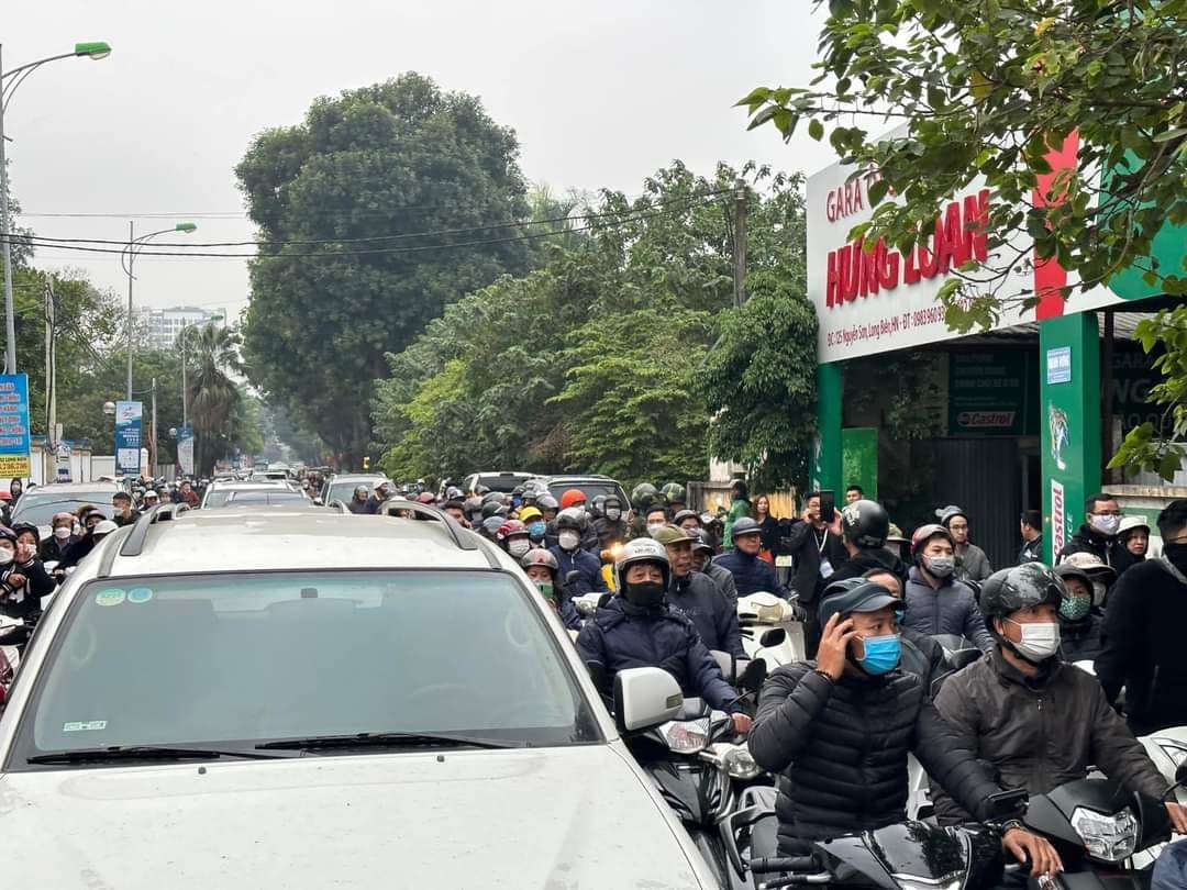 Người dân 'đổ xô' đi xem Triển lãm Quốc phòng quốc tế Việt Nam 2022