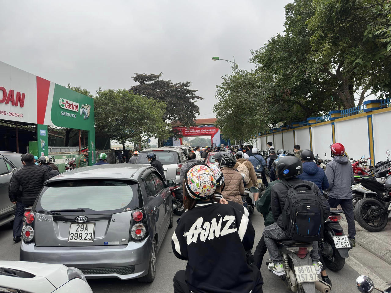 Người dân 'đổ xô' đi xem Triển lãm Quốc phòng quốc tế Việt Nam 2022