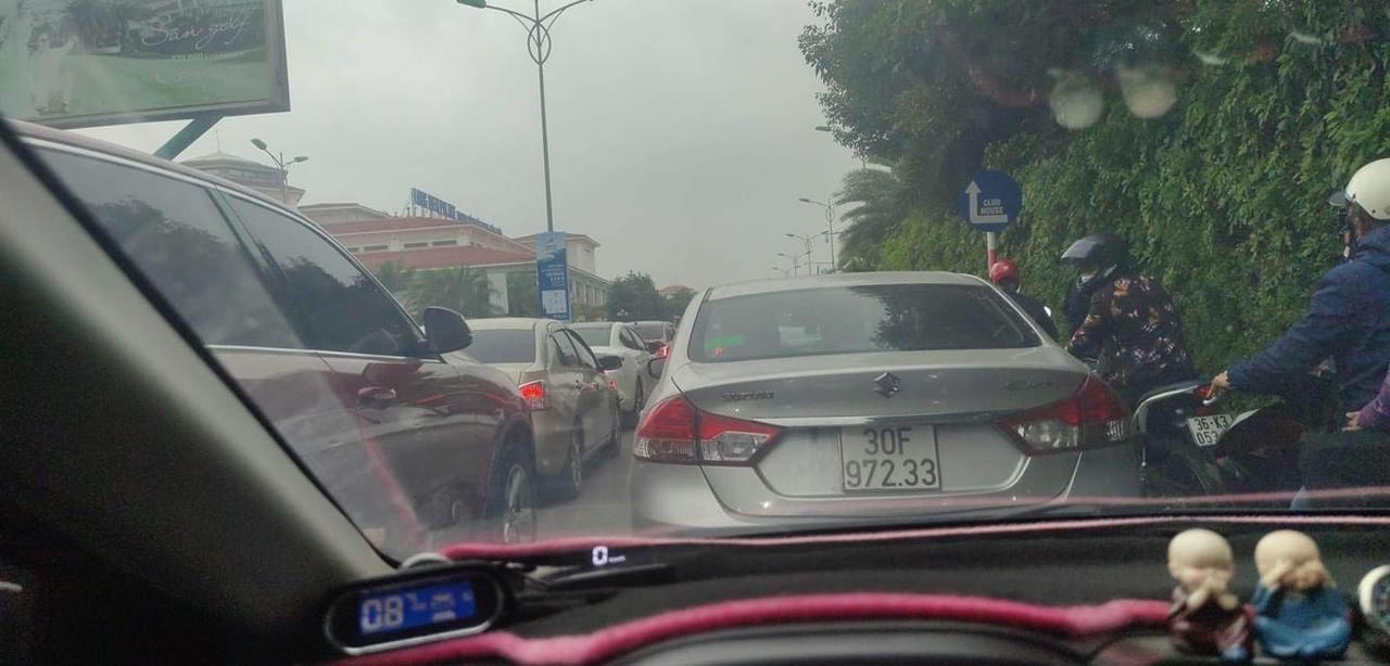 Người dân 'đổ xô' đi xem Triển lãm Quốc phòng quốc tế Việt Nam 2022