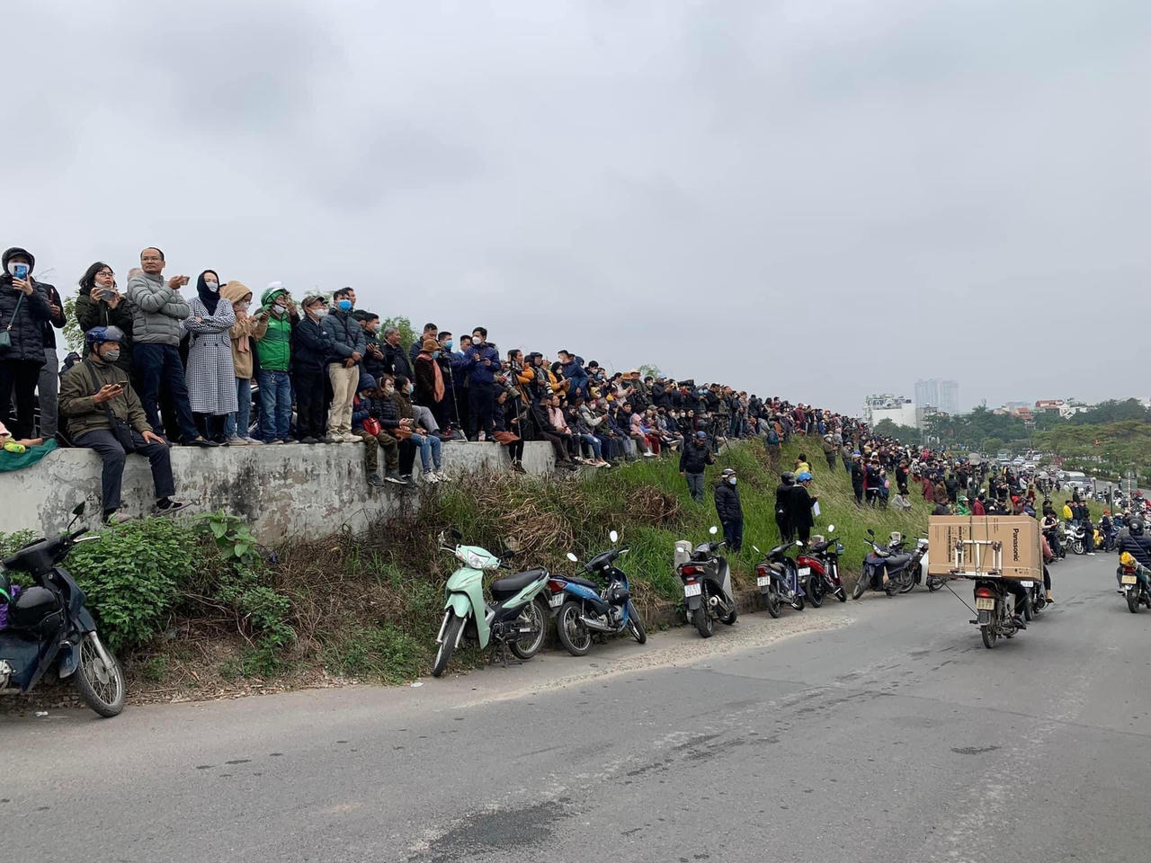 Người dân 'đổ xô' đi xem Triển lãm Quốc phòng quốc tế Việt Nam 2022