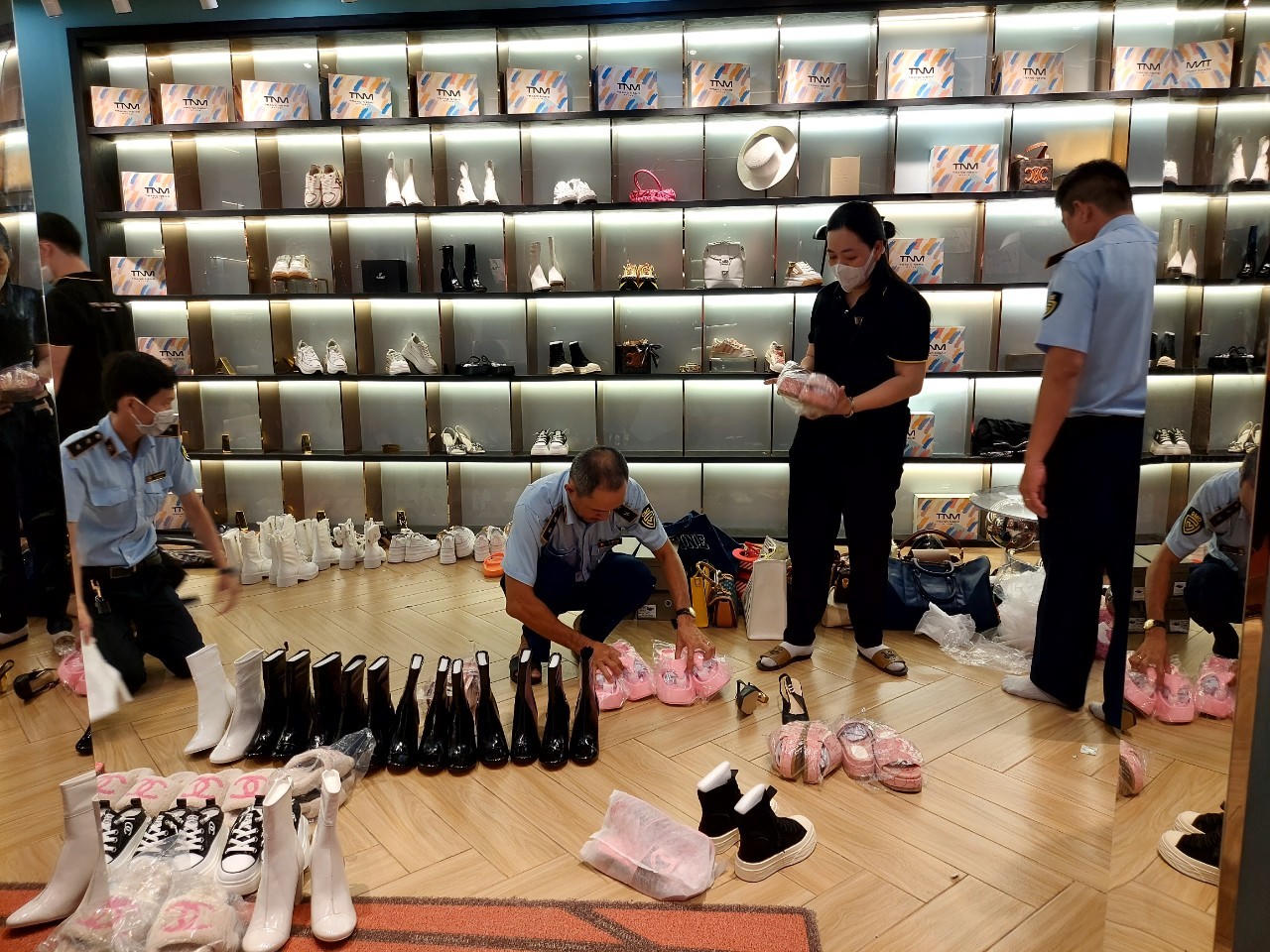 Phát hiện nhiều sản phẩm nghi giả mạo nhãn hiệu tại cửa hàng của Trang Nemo