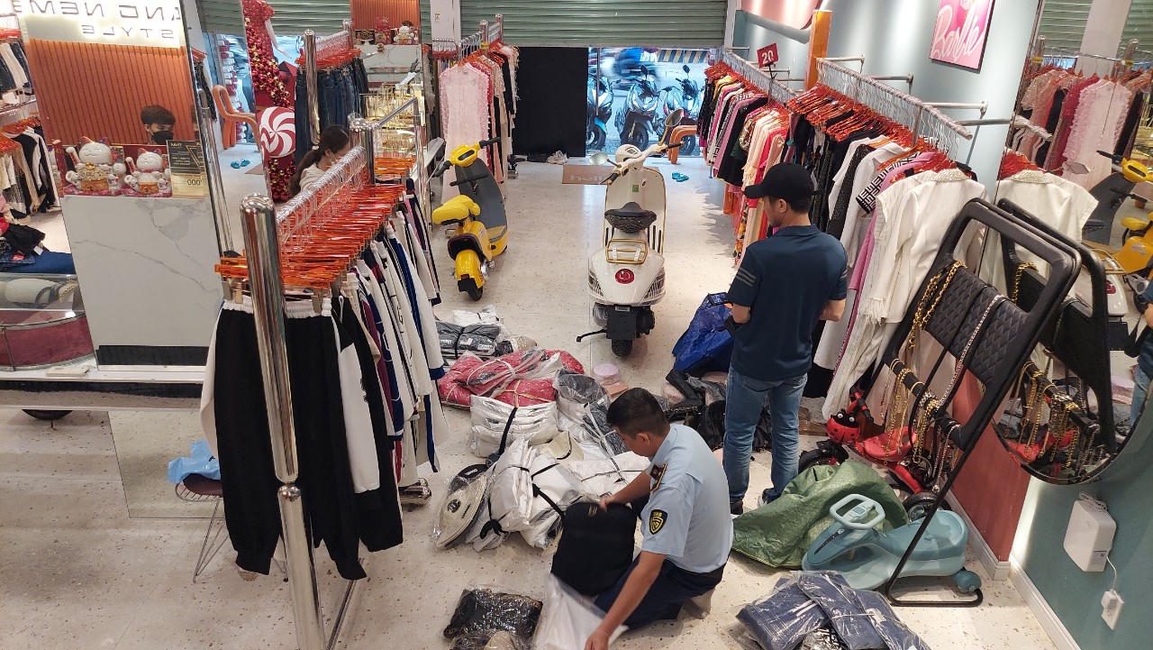 Phát hiện nhiều sản phẩm nghi giả mạo nhãn hiệu tại cửa hàng của Trang Nemo