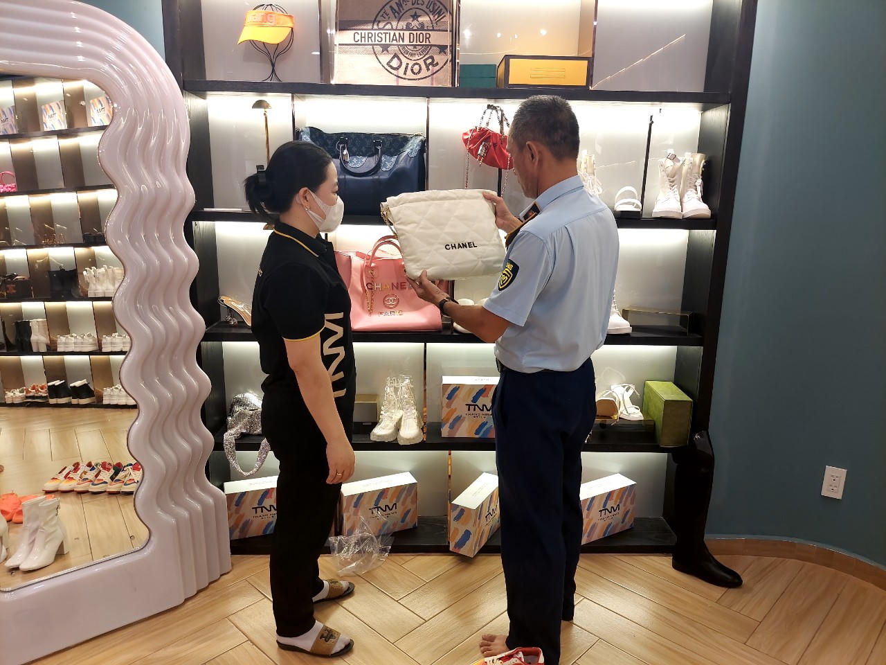 Phát hiện nhiều sản phẩm nghi giả mạo nhãn hiệu tại cửa hàng của Trang Nemo