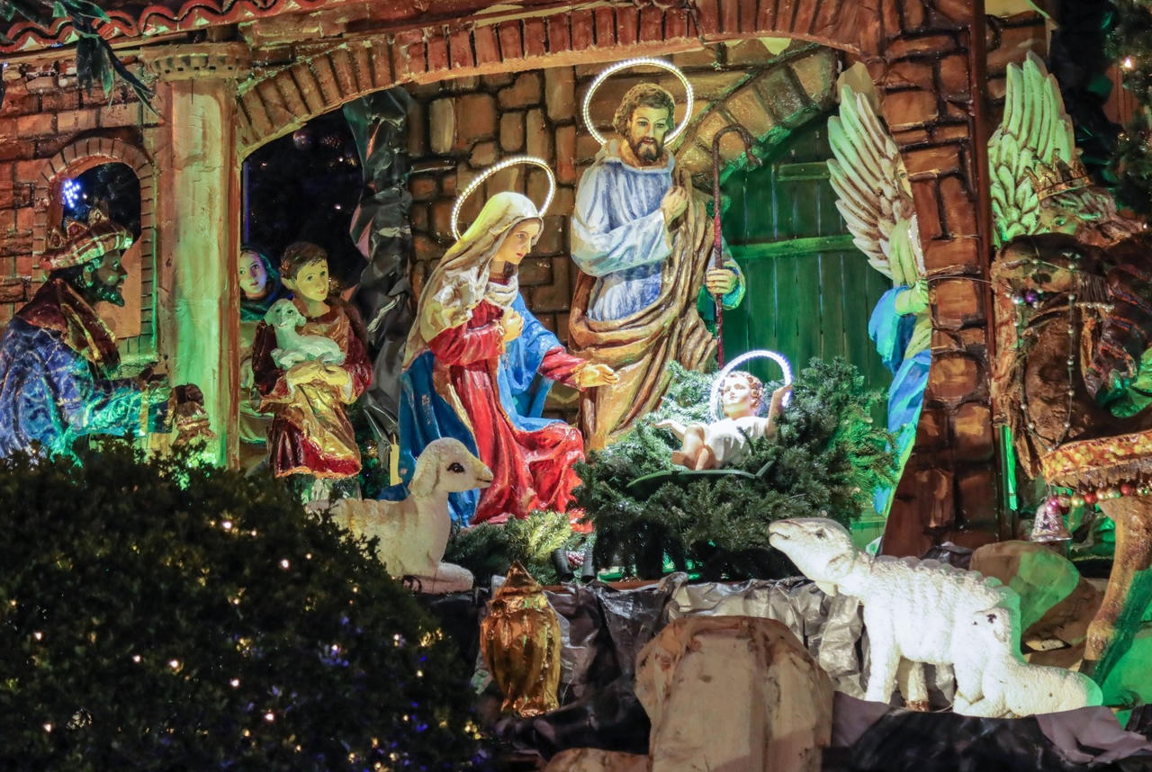 Phố phường Hà Nội rực rỡ chờ đón Giáng sinh