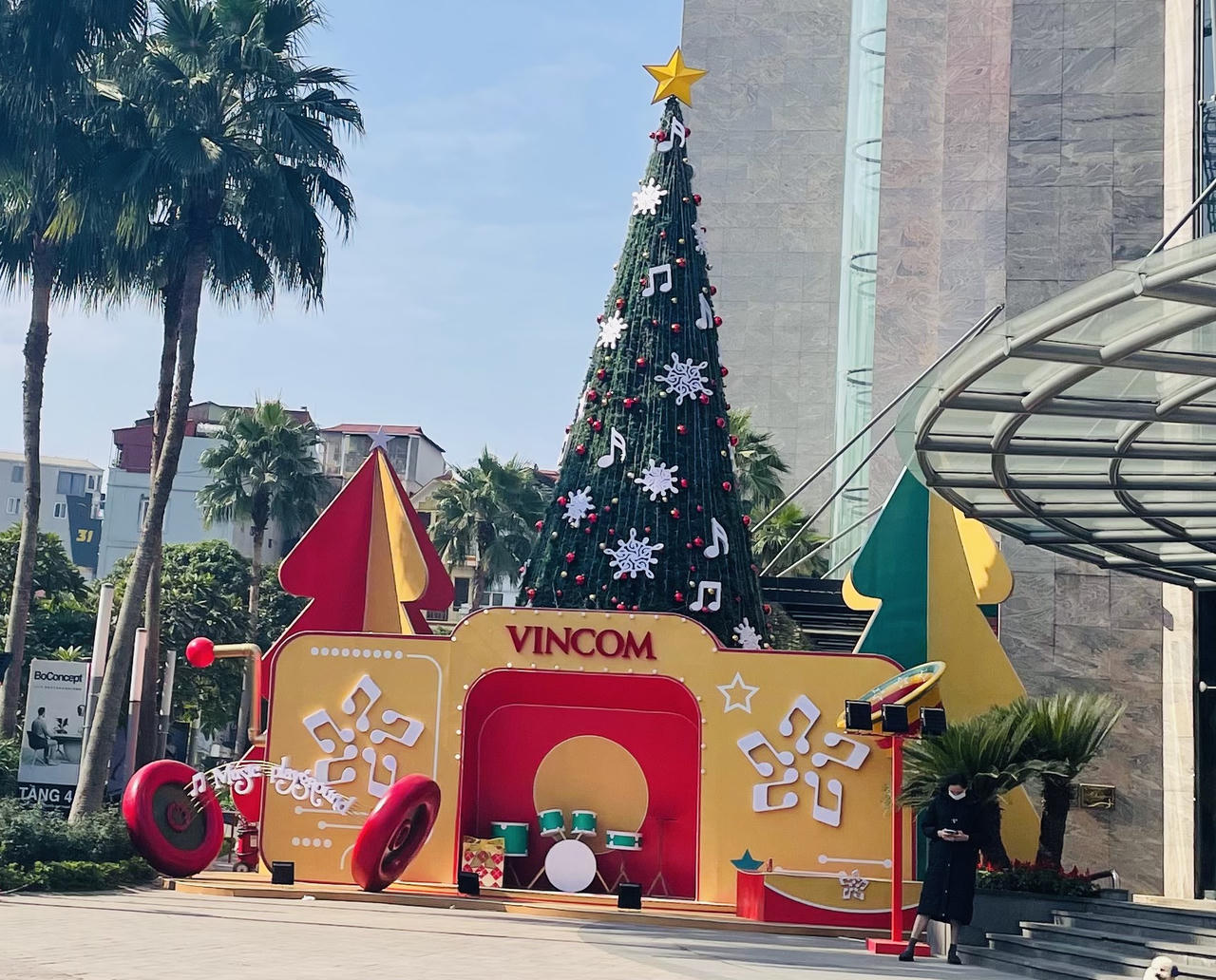 Phố phường Hà Nội rực rỡ chờ đón Giáng sinh